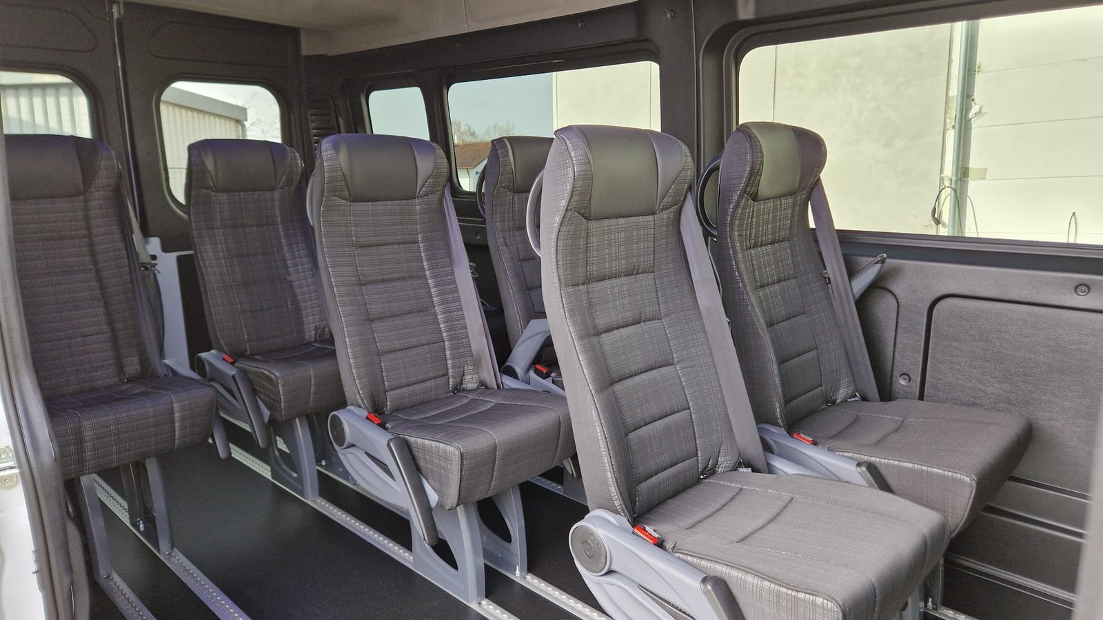 Mūsų 2026 m. Fiat Ducato 9 vietų vidus (Reg. OM3899), patogios sėdynės iki 8 keleivių