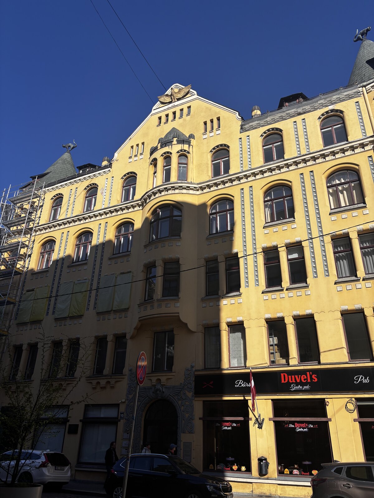 Modernizmo fasadas priešais Katės namą, Meistaru iela, Rīgos senamiestis