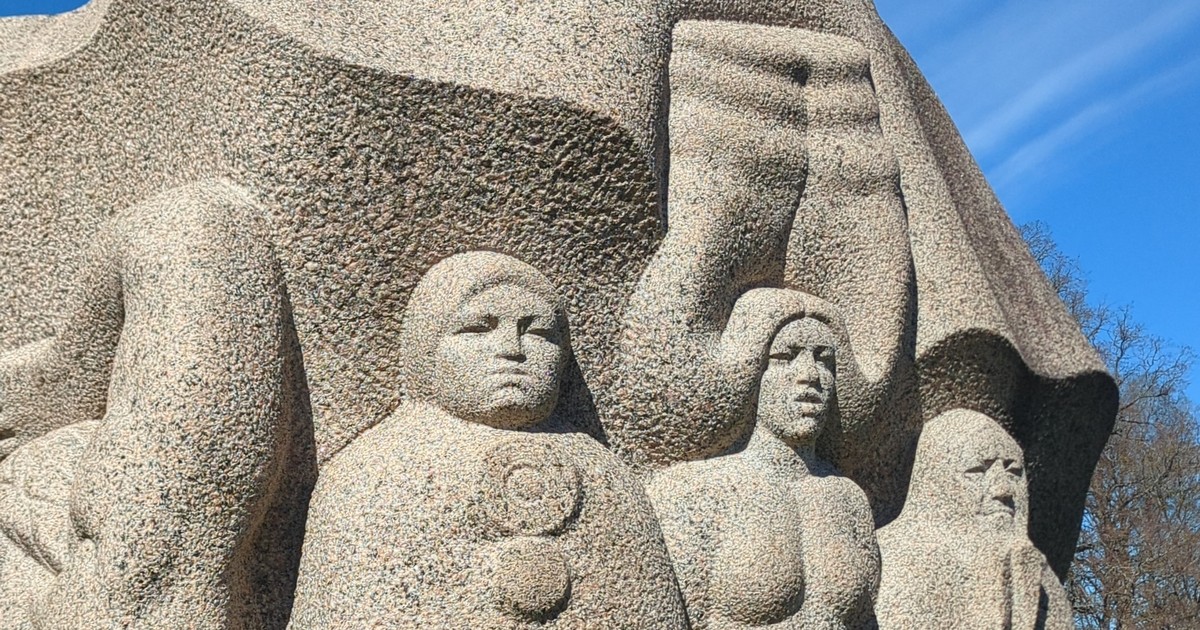 Granito skulptūra Dainu kalne, Dainų kalne, Turaidoje, Latvijoje