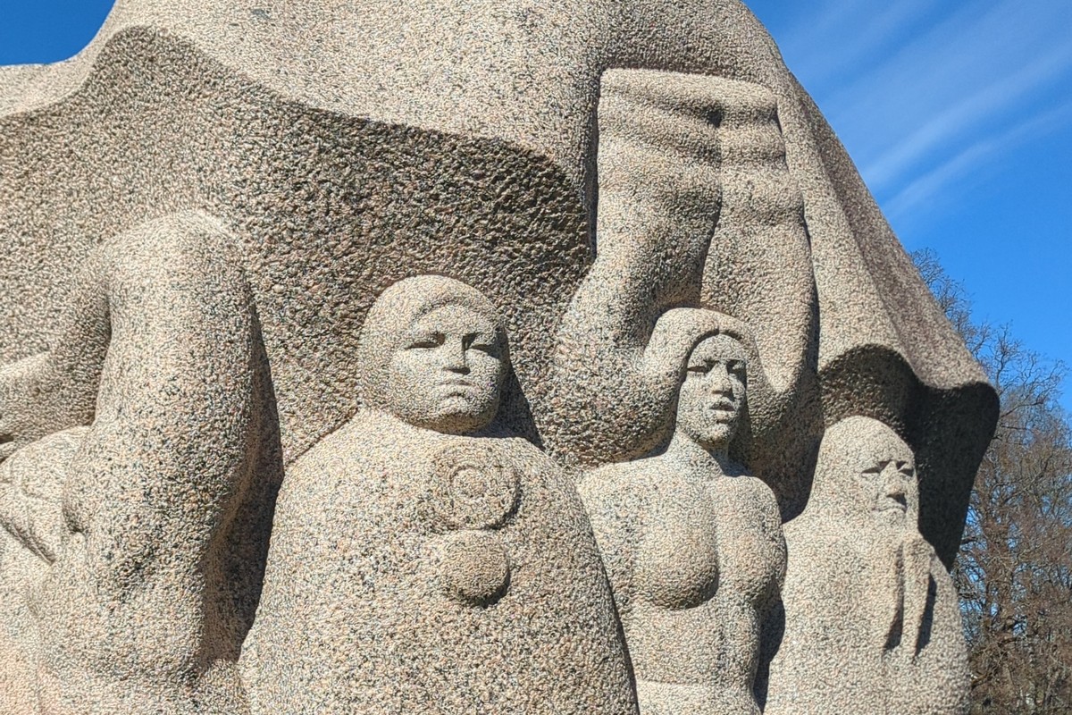 Trys granito figūros Dainu kalne &mdash; Dziesmų kalne, Turaidoje, Latvija (skulptorius Indulis Ranka)