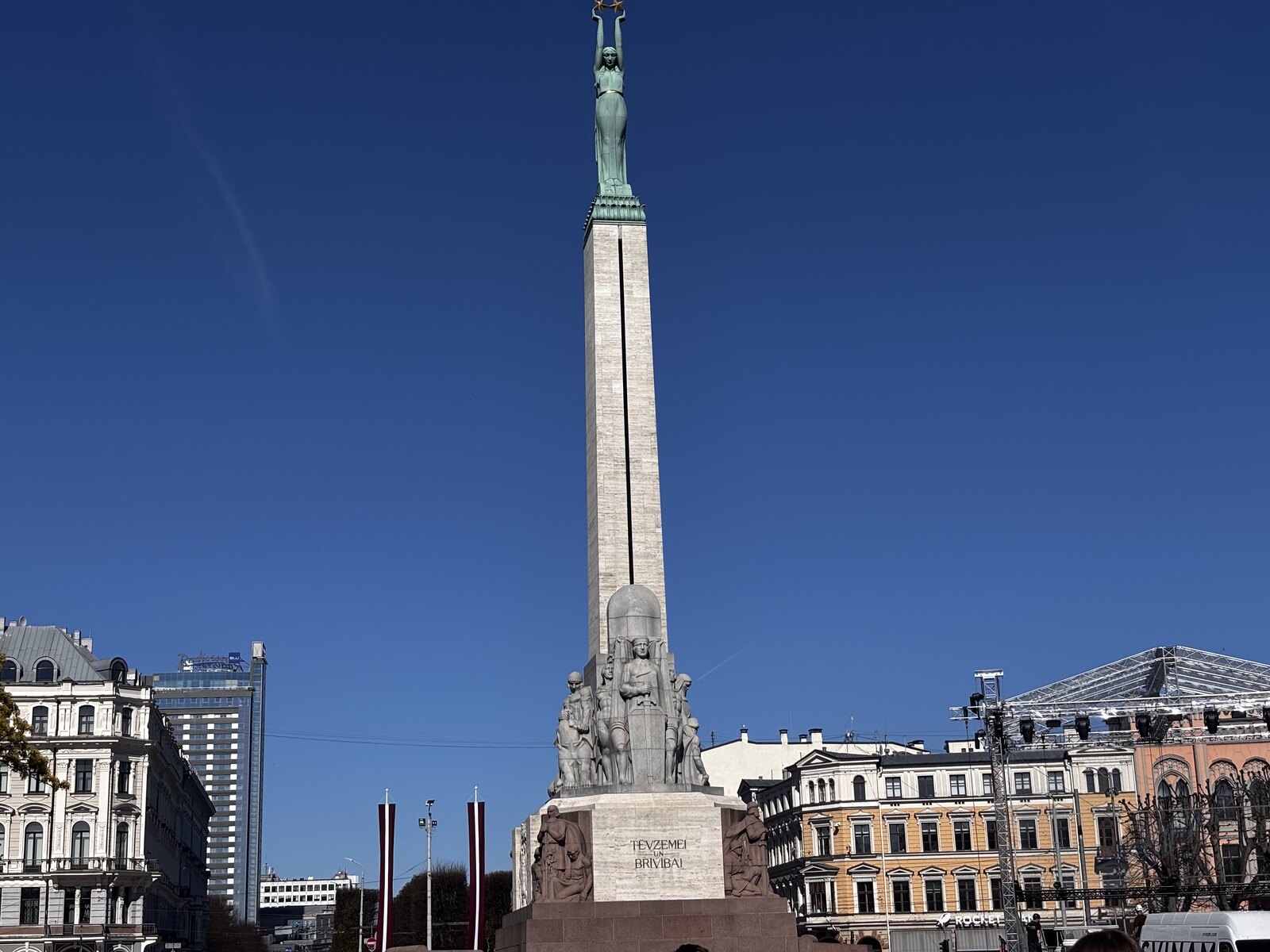 Brīvības piemineklis Rīgoje su Milda, laikančia tris auksines žvaigždes viršuje, Latvija