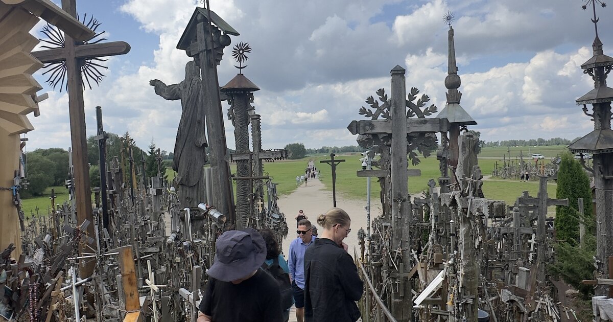 Kryžių kalnas, Lietuva — medinis takas su piligrimo Jėzaus statula ir rankomis drožtais kryžiais.