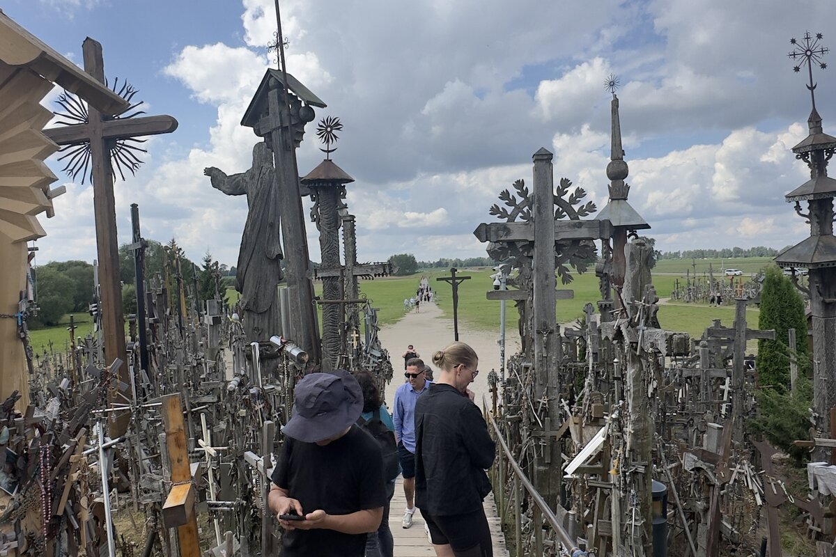 Kryžių kalnas, Lietuva &mdash; takas su piligrimo Jėzaus statula ir ranka drožtais kryžiais.