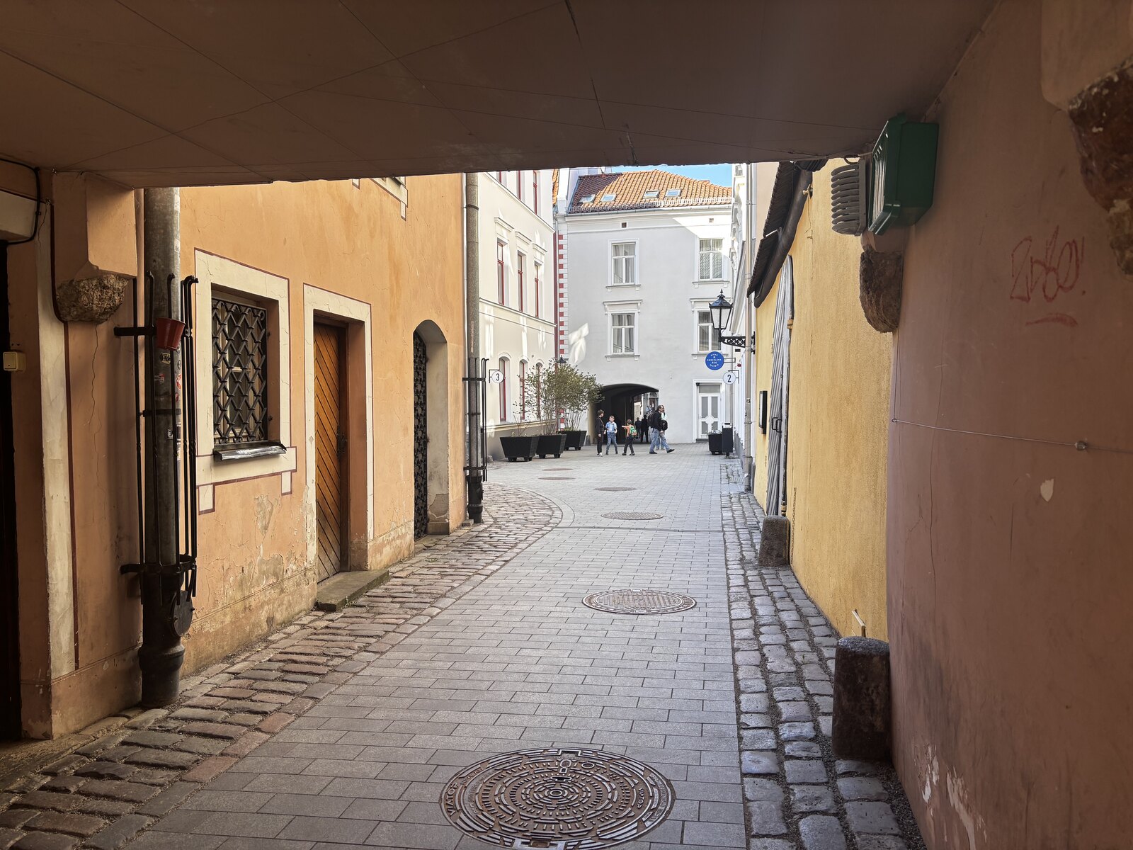 Konventa sēta — grindiniu padengta vidinė erdvė, viduramžių vienuolyno kiemelis Rīgos senamiestyje