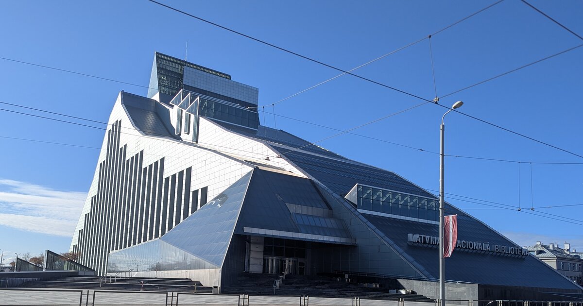 Šviesos pilis — Latvijos nacionalinė biblioteka, Rīga, giedrame danguje.