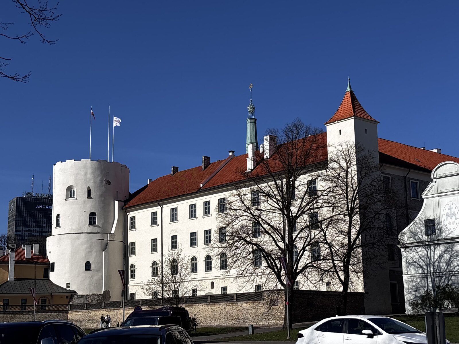 Rīgas pils baltomis sienomis ir apvaliu Šventosios Dvasios bokštu, Rīga, Latvija