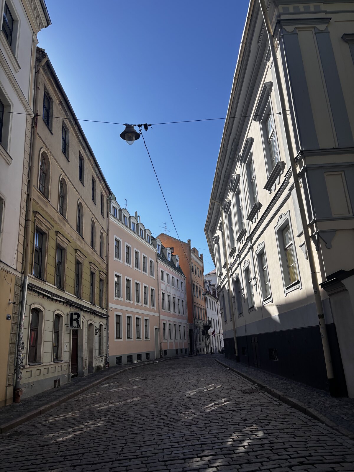 Mazās Pils iela grindiniai, gatvelė, kurioje stovi Trys broliai — seniausi Rīgos akmens namai