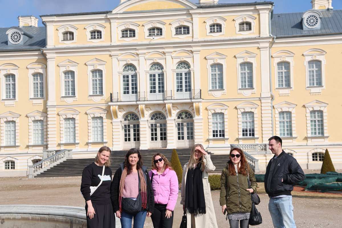 Pietinis fasadas ir reguliarieji Rundāle rūmų sodai, Latvija