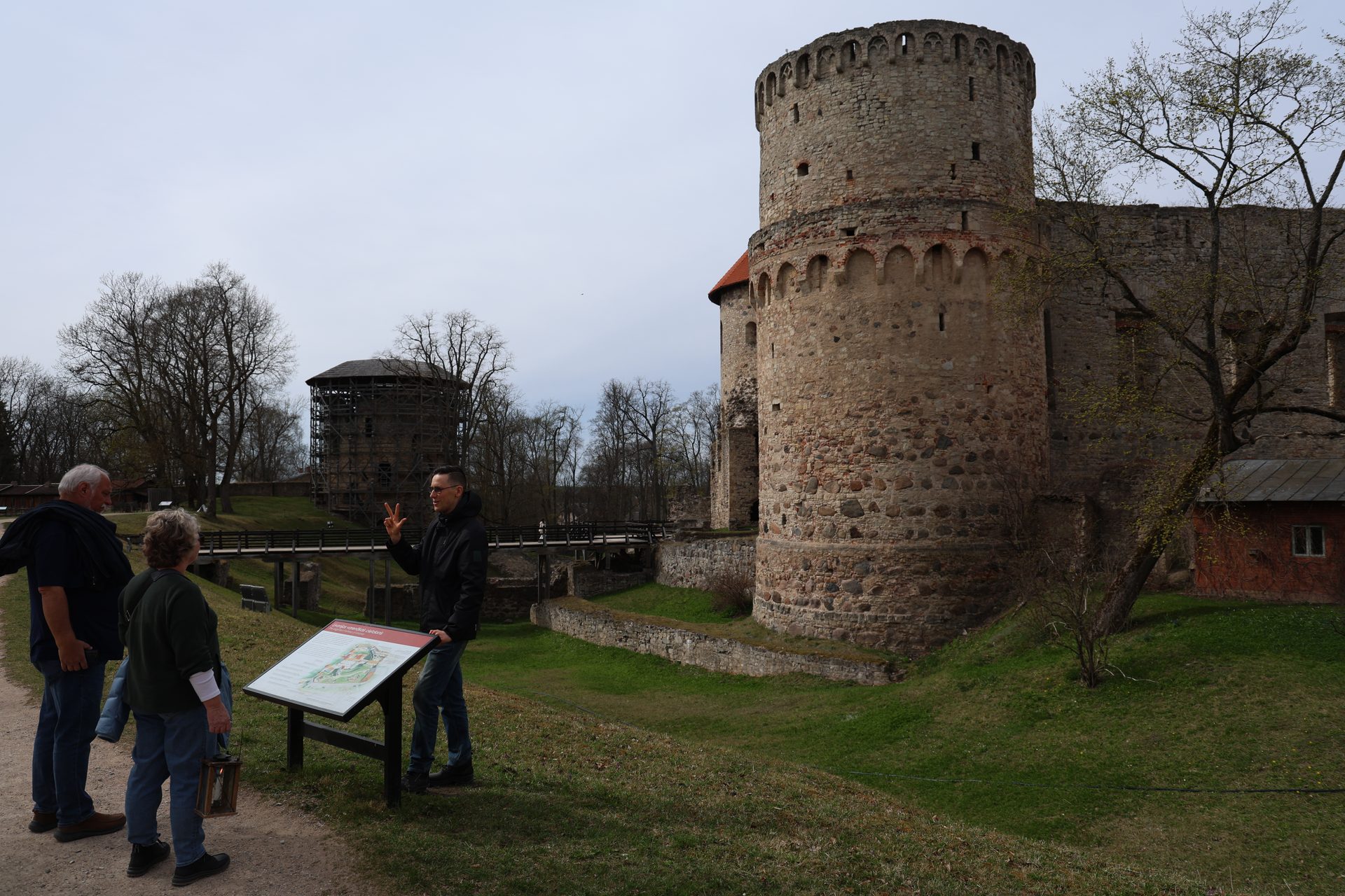 Viduramžių Cēsių pilies vidus, apšviestas žvakių žibinto