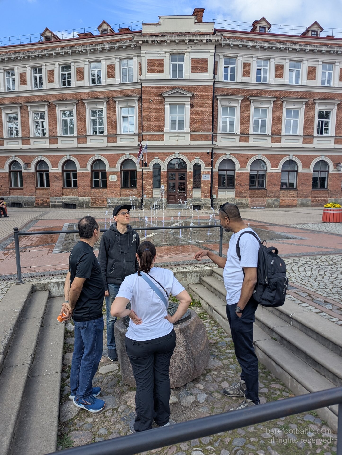 Grupė prie fontanų Vienības laukume, Cēsių senamiestis