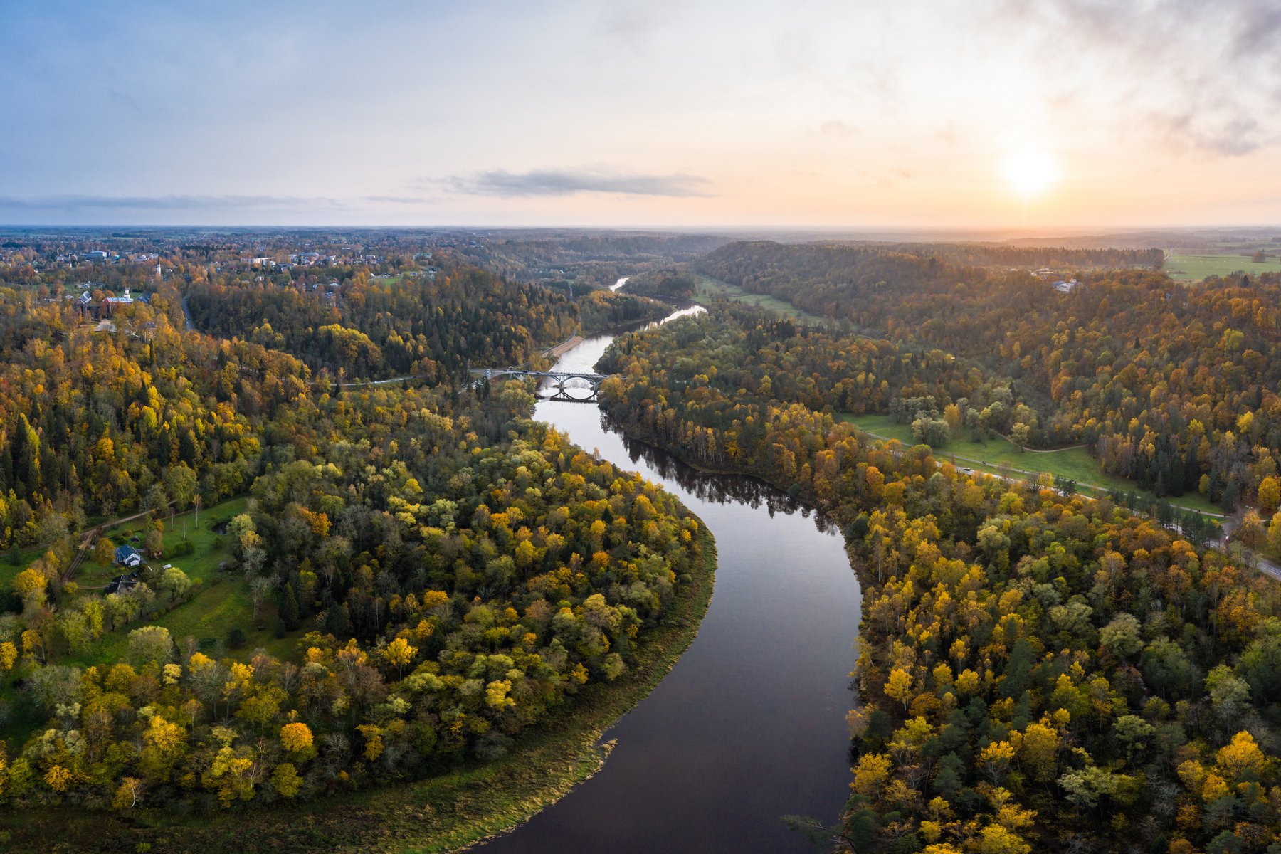 Gaujos upė saulėlydyje, raižanti rudens miškus