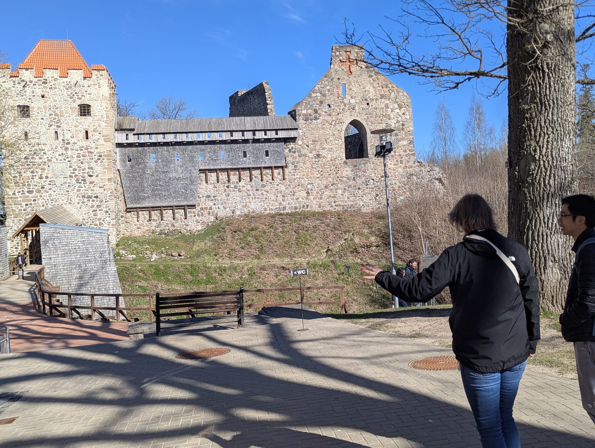 Takas link Siguldos pilies viduramžių griuvėsių