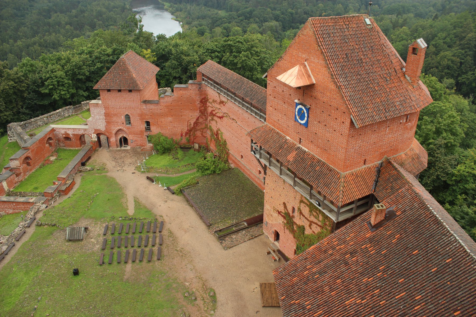 Raudonų plytų Turaidos pilis ant šlaito virš Gaujos slėnio iš oro, Sigulda, Latvija