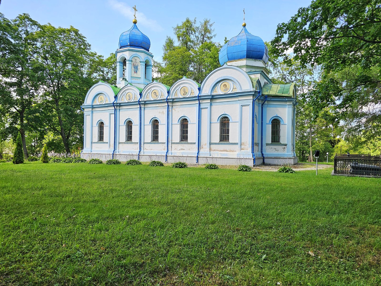 Stačiatikių cerkvė mėlynais kupolais Vidzemės kaimo apylinkėse