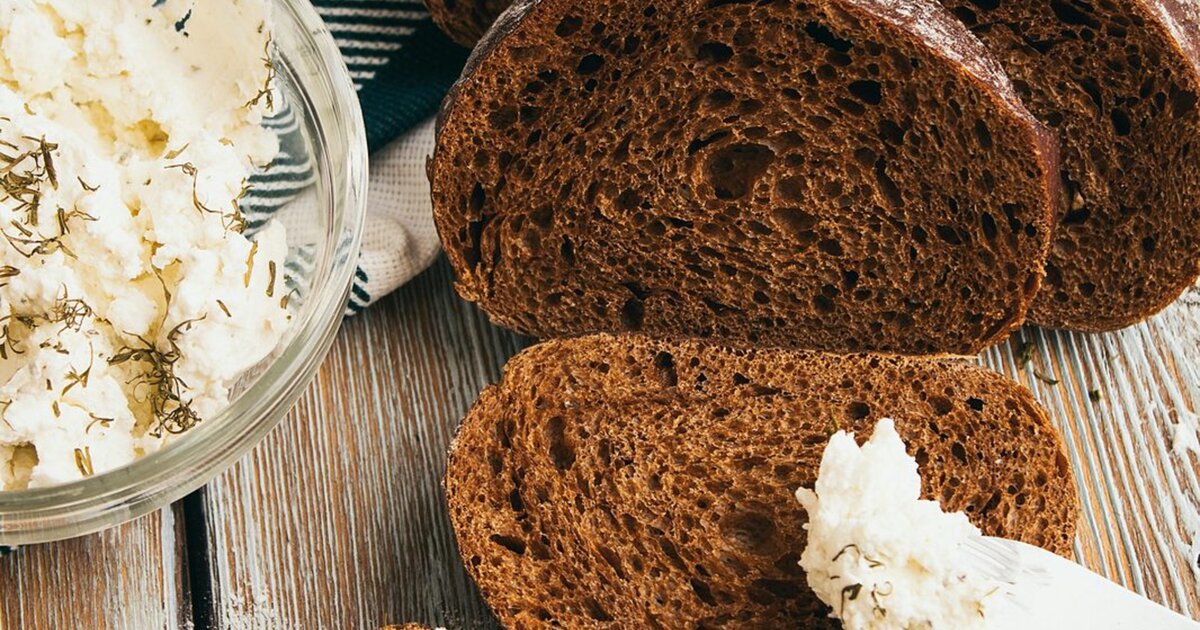 Latviška rupjmaize (ruginė duona) su biezpiens (varške) — Latvijos stalo pagrindas.