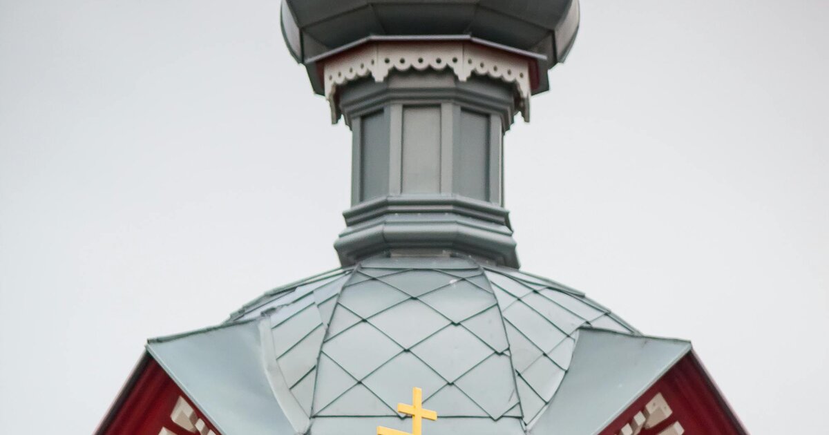 Medinė stačiatikių bažnyčia su svogūniniu kupolu ir aštuoniakampiu trijų skersinių stačiatikių kryžiumi — Latvija.