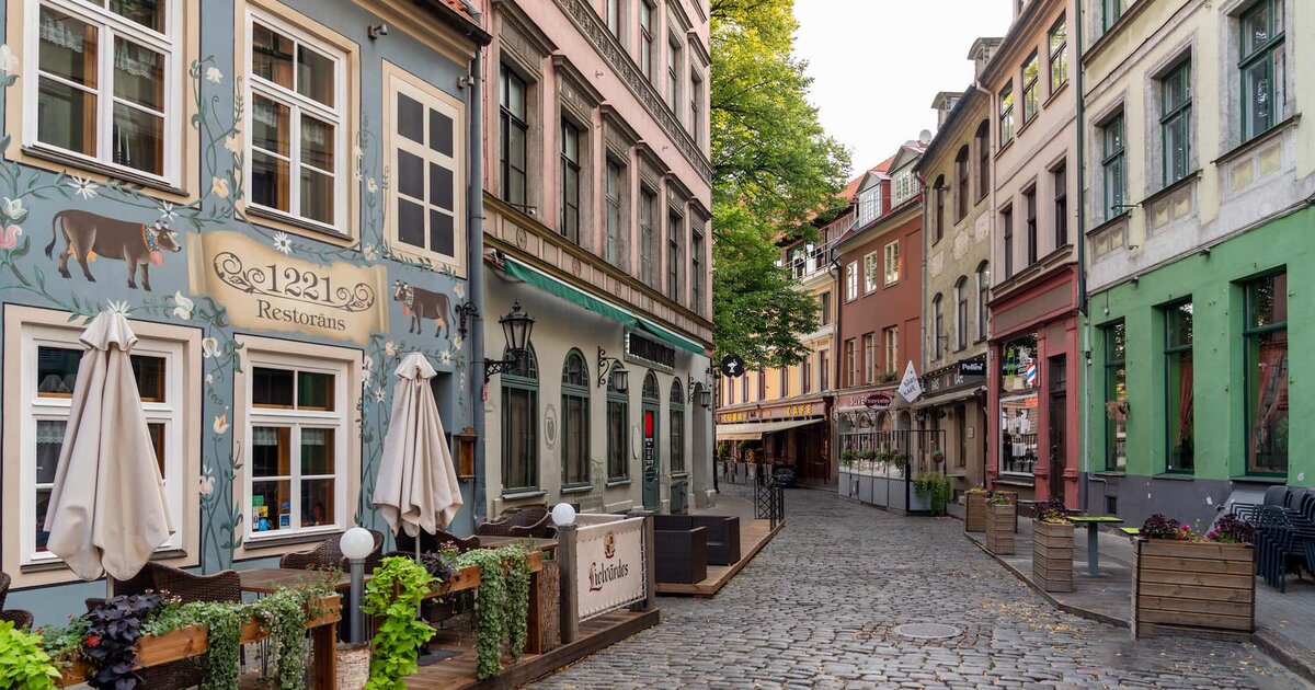 Grįsta gatvė su restoranais Rīgos Senamiestyje, Latvijoje.