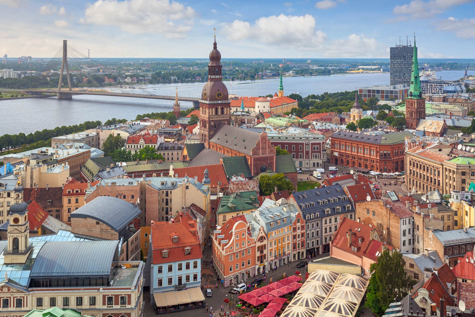 Rīgos senamiesčio ir Dauguvos upės vaizdas iš oro su kruiziniais laivais prie keleivių terminalo