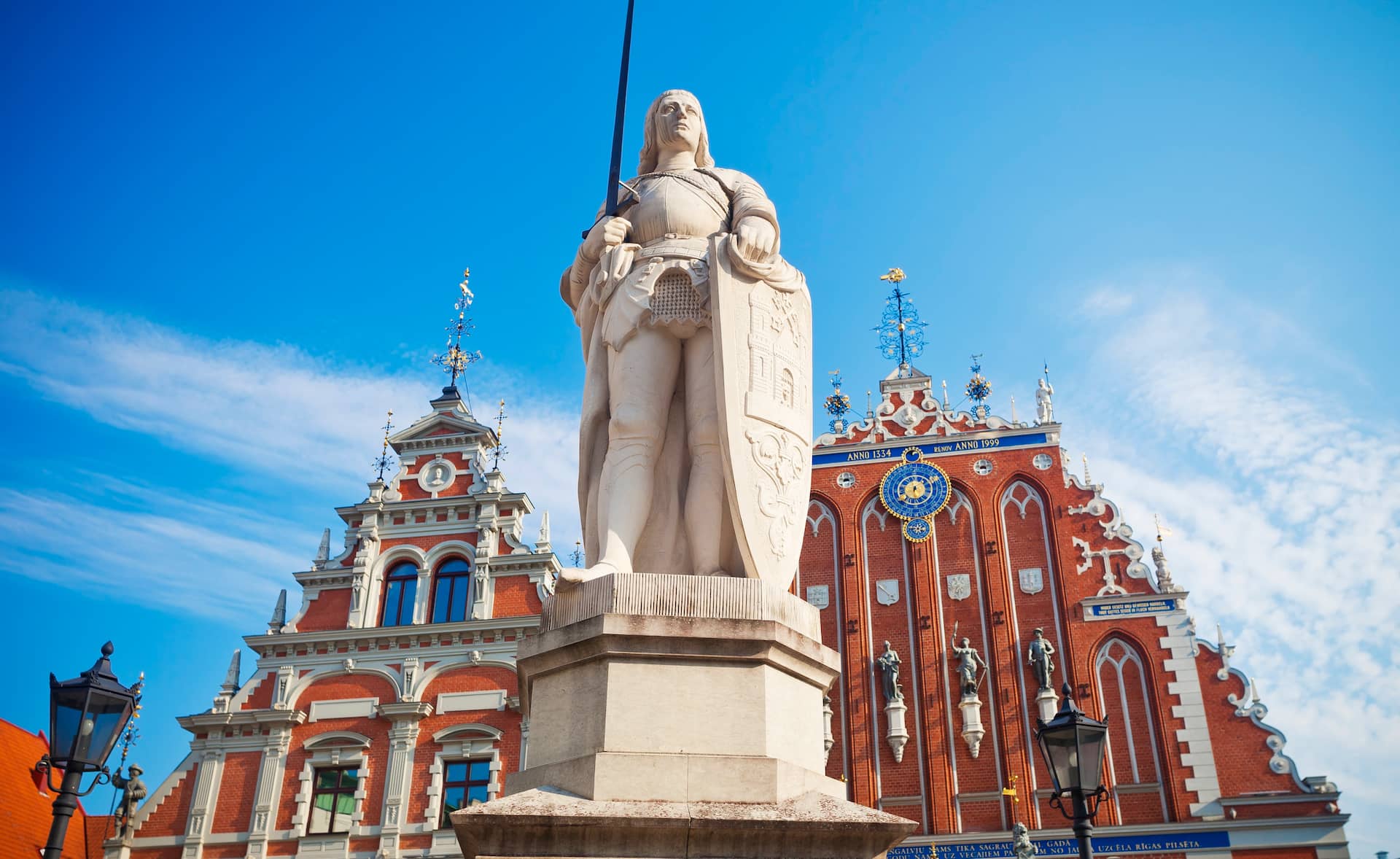 Rolando statula priešais atstatytus Hanzos laikų Juodgalvių namus, Rīgos senamiestis, Latvija